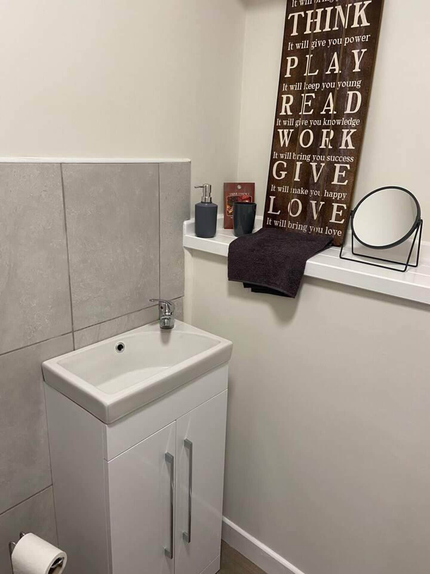 Hus | Badeværelse | Bruser, hårtørrer, håndklæder, Sæbe