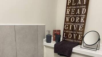 Hus | Badeværelse | Bruser, hårtørrer, håndklæder, Sæbe