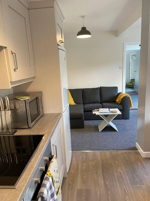 House | Private kitchen | Fridge, microwave, oven, stovetop - Town House in Ideal Location, Central Enniskillen (Enniskillen)