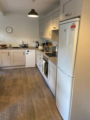 Huis | Privékeuken | Een koelkast, een microgolfoven, een oven, een kookplaat