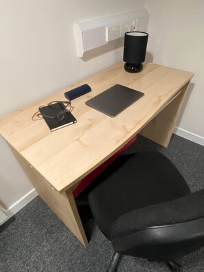 3 habitaciones, tabla de planchar con plancha y cuna de viaje 