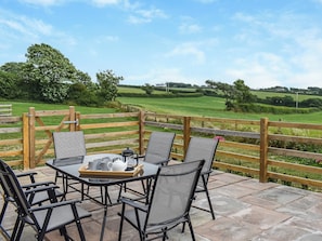 Outdoor dining - 3 bedroom accommodation in Bucks Cross, near Bideford (Bucks Cross, near Bideford)