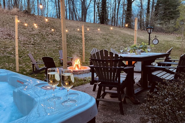 Hot Tub/ Firepit in the Private Back Yard