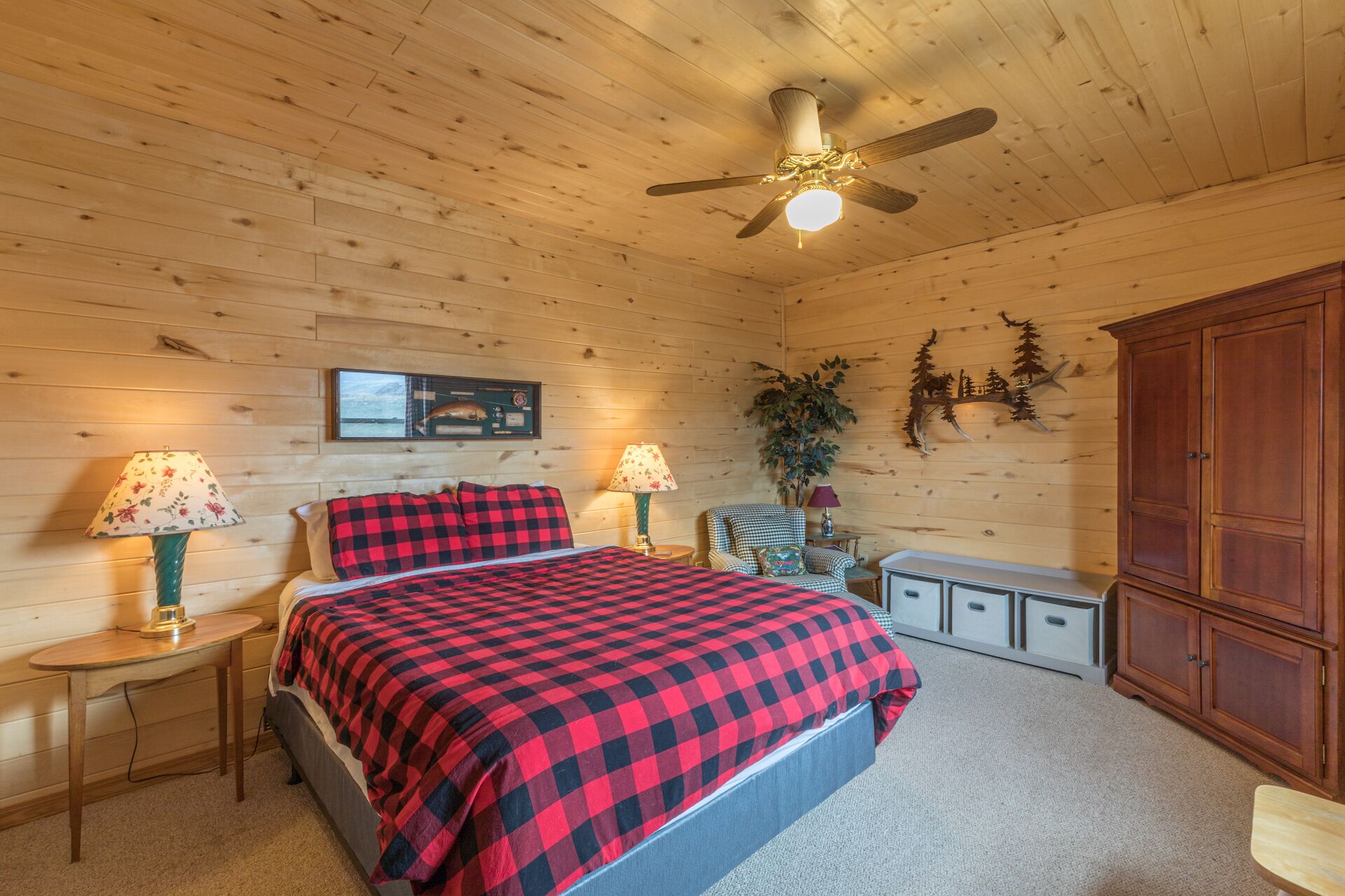 5 habitaciones, tabla de planchar con plancha, wifi y ropa de cama 