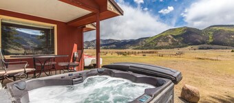 Fisherman's Paradise - Pet Friendly, Private Creek, Fireplace, Hot Tub