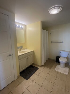 Badewanne, Handtücher, Toilettenpapier