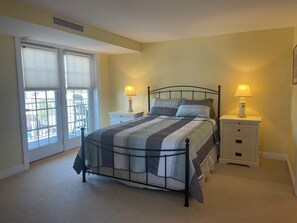 3 chambres, bureau, fer et planche à repasser, accès au Wi-Fi (inclus)