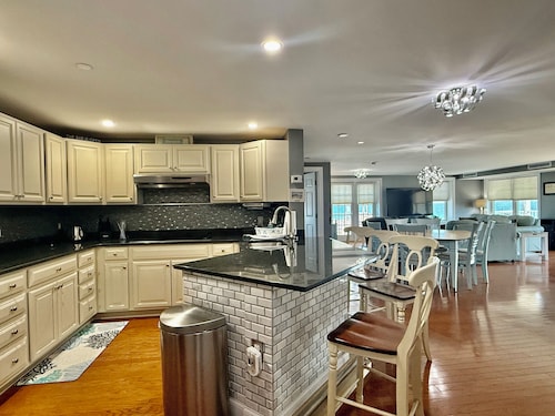 Gorgeous ocean front condo at the Grand Victorian right in the center of it all!
