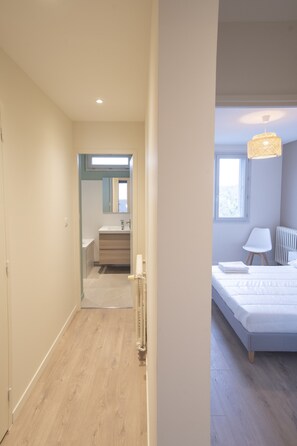 5 bedrooms, desk, iron/ironing board, free WiFi - Envie Lyonnaise Location ★ 14 persons ★ Terrace (Lyon)