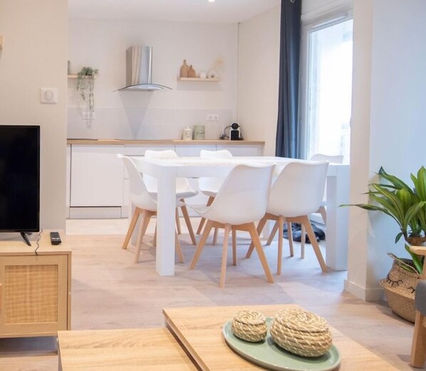 Dining - Envie Lyonnaise Location ★ 14 persons ★ Terrace (Lyon)