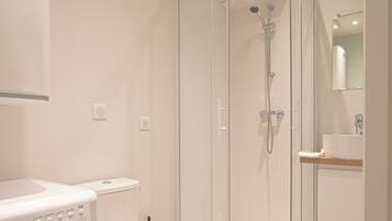 Baignoire, sĂšche-cheveux, serviettes fournies, savon