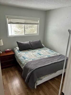 2 bedrooms, free WiFi, bed sheets - 🏖 Sandy Hook: 2 Queens, Pet Friendly, One Min to Beach, Ice Fishing and Snaks (Sandy Hook)