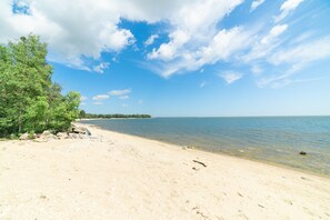Beach nearby - 🏖 Sandy Hook: 2 Queens, Pet Friendly, One Min to Beach, Ice Fishing and Snaks (Sandy Hook)