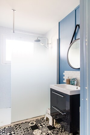 Bruser, hårtørrer, håndklæder, Toiletpapir