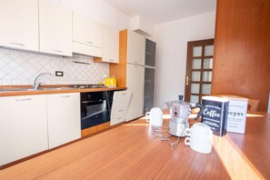 Kühlschrank, Ofen, Herdplatte, Geschirrspüler