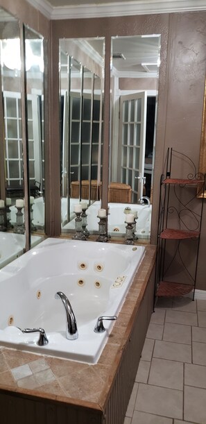 Jetted tub, hair dryer, towels, soap - RUSTY'S COTTAGE A COZY GET- A- WAY (Post)