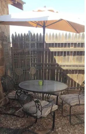 Outdoor dining - RUSTY'S COTTAGE A COZY GET- A- WAY (Post)