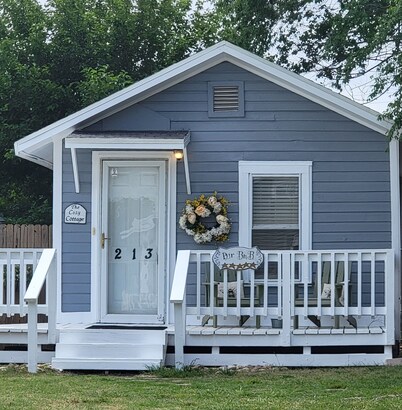 THE COZY COTTAGE, A Great place to hang your hat.