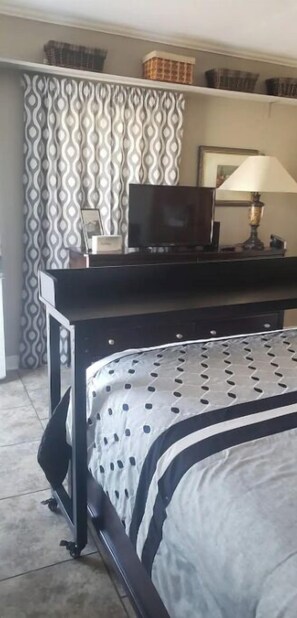 1 bedroom, desk, free WiFi, bed sheets