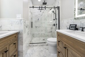 シャワー付き浴槽、ヘアドライヤー、タオル、石鹸