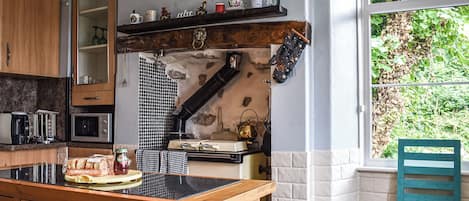 食器洗い機、ハイチェア、調理器具と食器