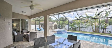 Una piscina al aire libre, una piscina climatizada