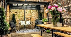 Outdoor dining - Stunning York townhouse on TV best holiday home (York)