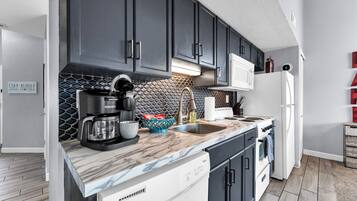 Kjøleskap, mikrobølgeovn, ovn og kokeplater