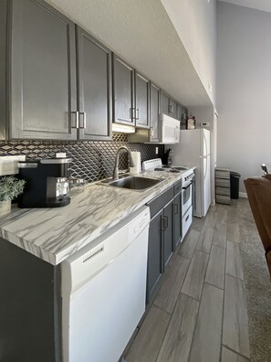 Jääkaappi, mikroaaltouuni, uuni, liesi