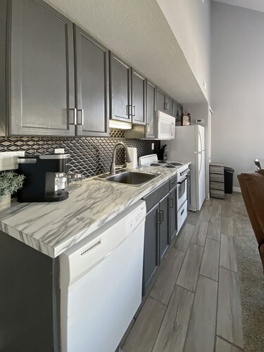 Bright and Gorgeous! Fish across the street - Lake Access in Branson!