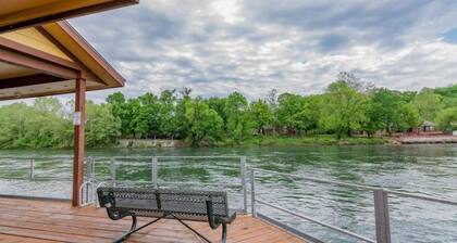 Bright and Gorgeous! Fish across the street - Lake Access in Branson!