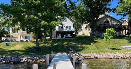 Pewaukee Lake House Rental: 4 Bedrooms, 2.5 Baths, Pier, Pontoon,Family Friendly