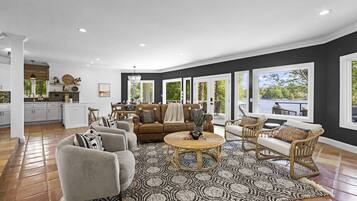 TV connectée, cheminée, jeux vidéo, chaßne hi-fi