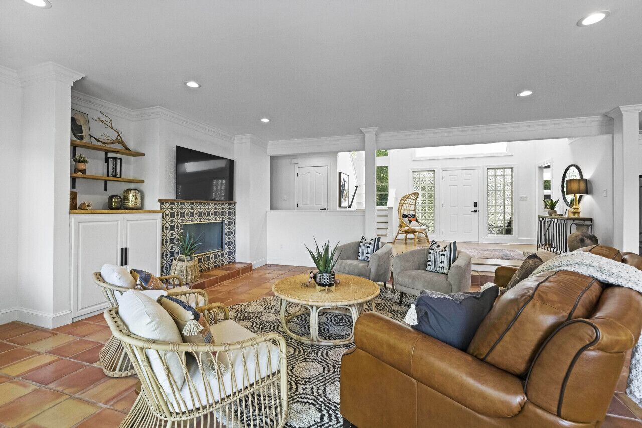 TV connectée, cheminée, jeux vidéo, chaîne hi-fi