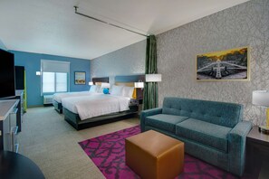 Studio Suite, 2 Queen Beds | Living area