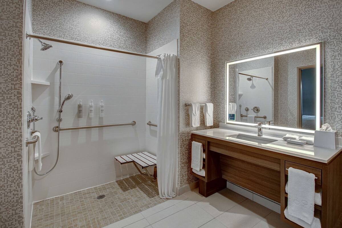 Suite, 1 kingsize-seng, tilgjengelighetstilpasset (Roll-In Shower) | Dusj på badet