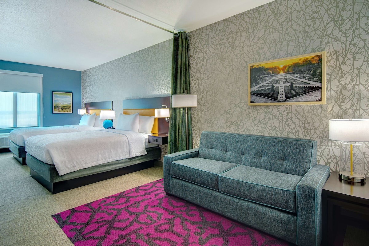 Studio Suite, 2 Queen Beds | Living area
