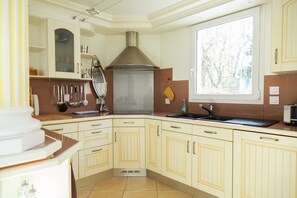 Fridge, microwave, oven, stovetop - Les Sycomores large 8-person gîte with spa, 5-minute walk from the sea (Ver-sur-Mer)