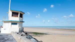 A lifeguard tower with a blue roof and a metal ladder on a sandy beach. - Les Sycomores large 8-person gîte with spa, 5-minute walk from the sea (Ver-sur-Mer)
