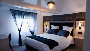 A modern bedroom with a large bed, bedside lamps, and sheer curtains. - Les Sycomores large 8-person gîte with spa, 5-minute walk from the sea (Ver-sur-Mer)