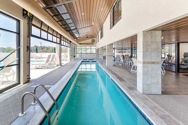 Alberca techada y alberca al aire libre