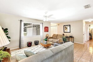 TV connectée, jeux vidéo, table de tennis de table, livres