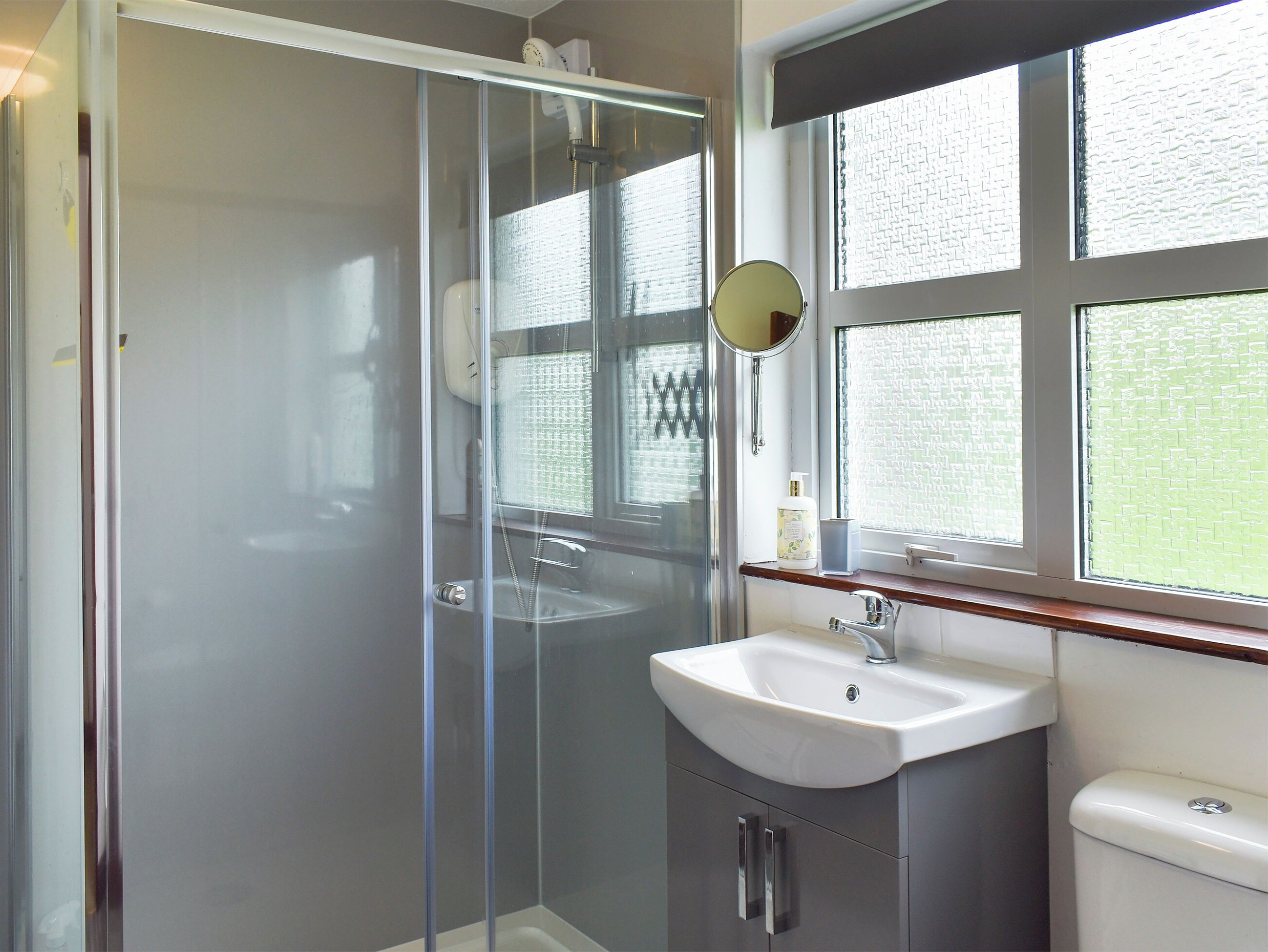 Shower room | Pear Tree Cottage, Bude