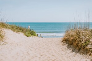 Plage à proximité, chaises longues, serviettes de plage