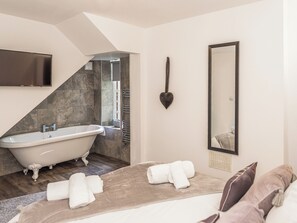 4 bedrooms, free WiFi, bed sheets