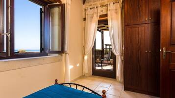 2 chambres, coffres-forts dans les chambres, fer et planche Ă repasser