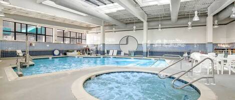 Alberca techada y alberca al aire libre