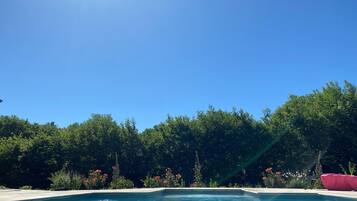 Een buitenzwembad en een verwarmd zwembad