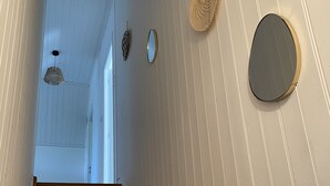 En trappa med trästeg och vita väggar.