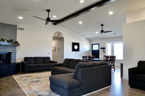 スマートテレビ、テーブルサッカー台、卓球台